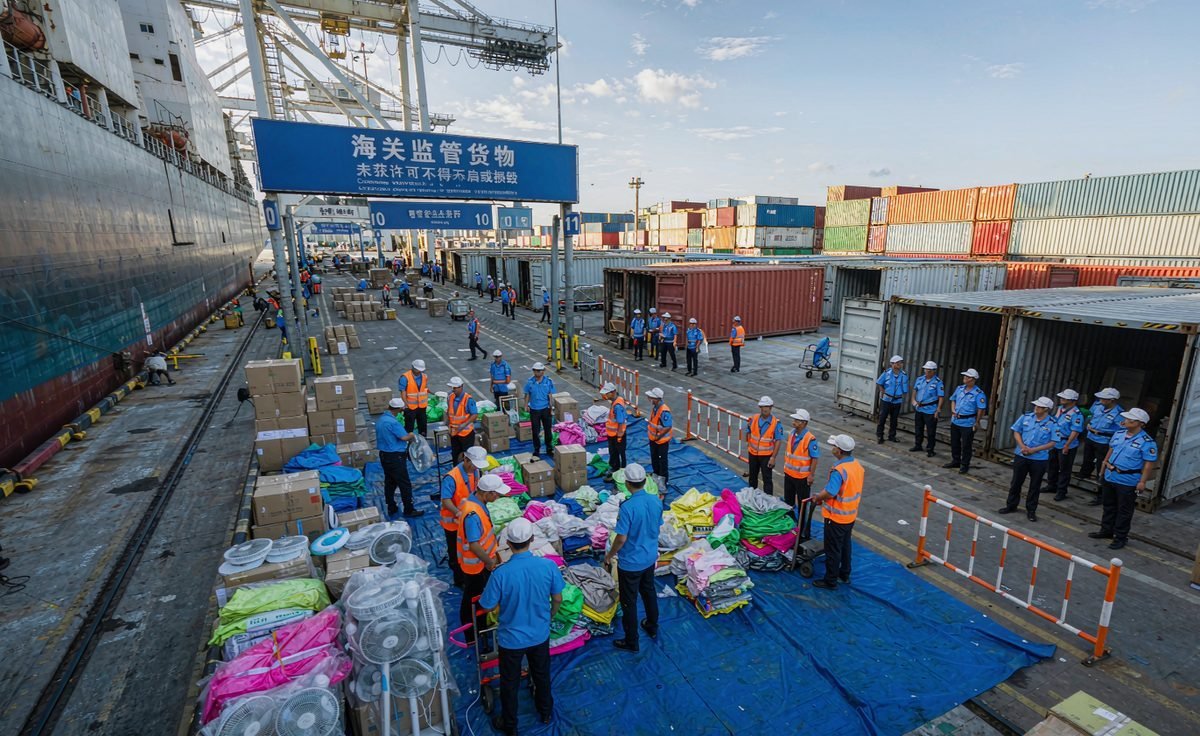 40HC container of Kuwait-bound home appliances stuffed and sealed at Shenzhen yard